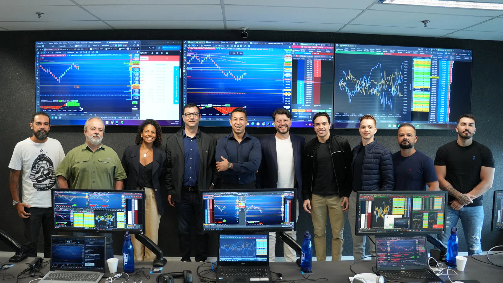 Time TSR reunido no escritório