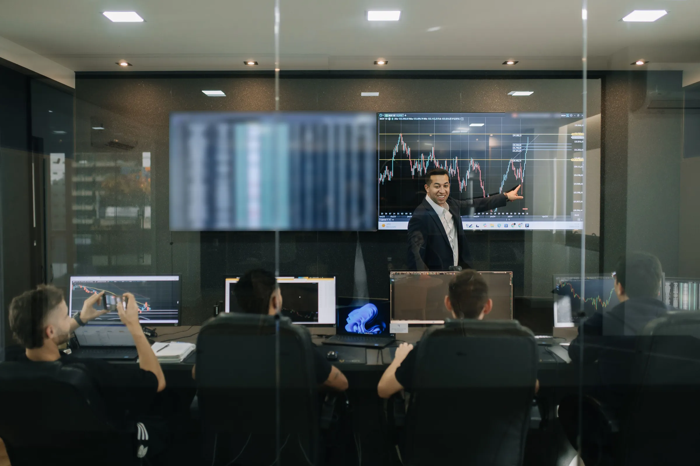 Time da TSR na sala de operações da sede